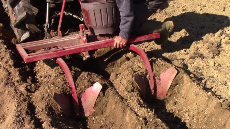 Como plantar patatas con tractor
